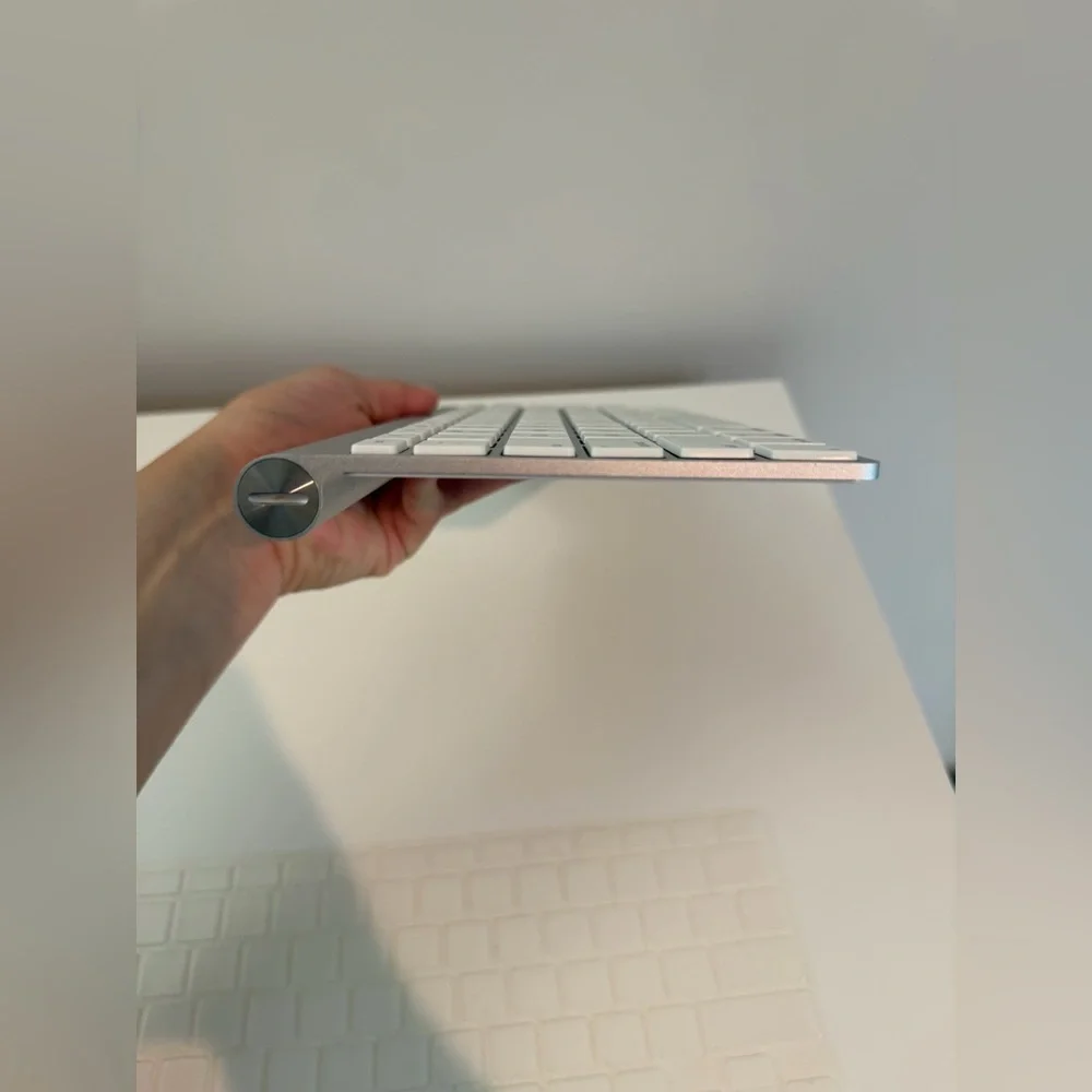 Apple Wireless Silver Keyboard (model A1314)